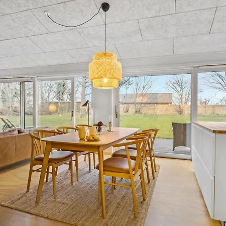 Semesterbostad 3 Bedroom Cozy In