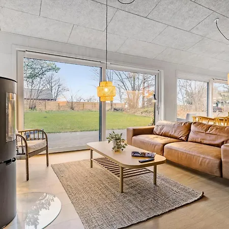 3 Bedroom Cozy In Semesterbostad
